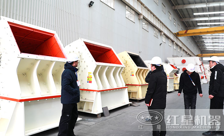 客戶參觀重錘式破碎機廠區