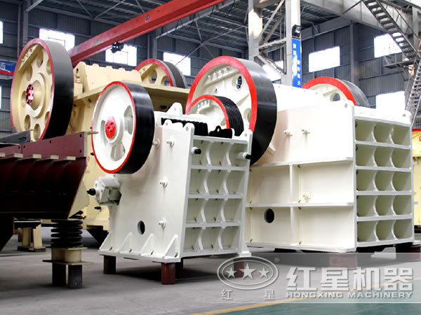 德版顎式破碎機側(cè)面圖