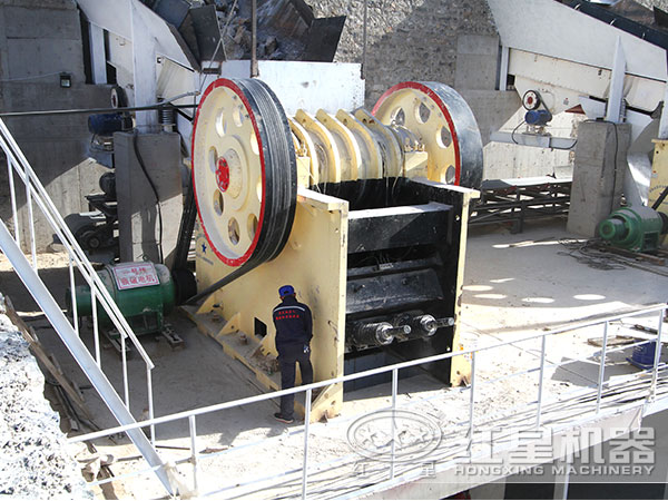 顎式破碎機生產現場