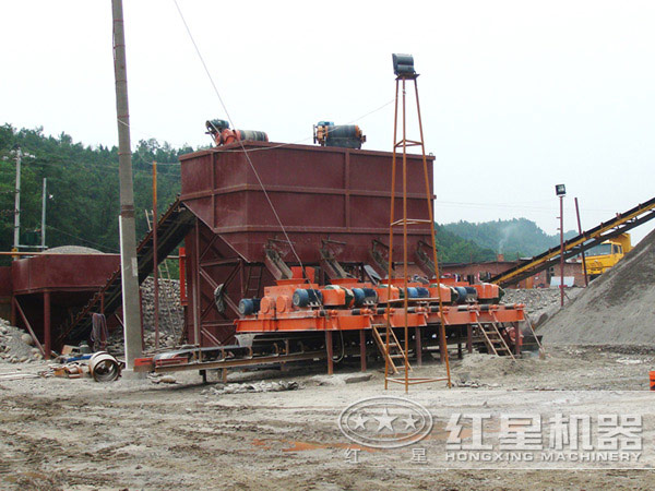 凹凸棒石對輥式破碎機現(xiàn)場