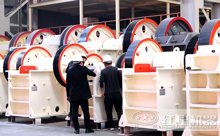 用戶考場紅星破碎碎機(jī)廠區(qū)，技術(shù)經(jīng)理為其講解、推薦設(shè)備