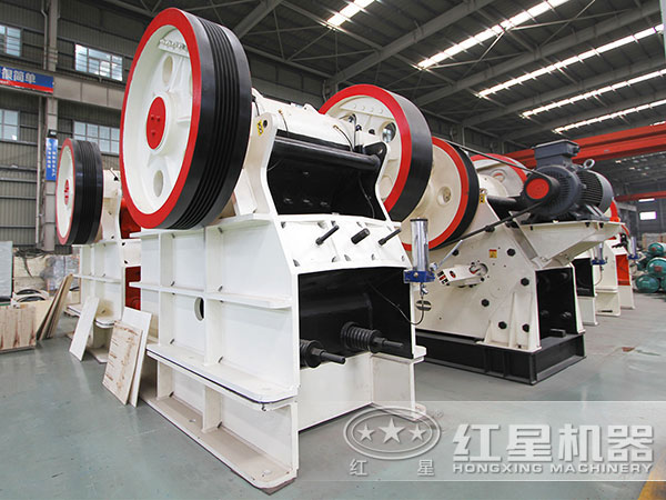 鄂式破碎機側面實拍