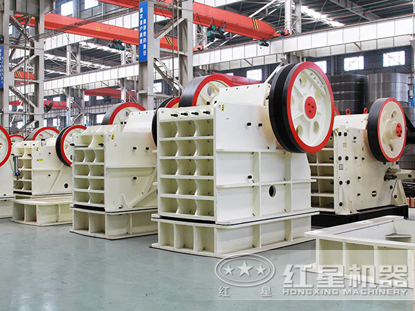 煤矸石顎式破碎機設備實拍