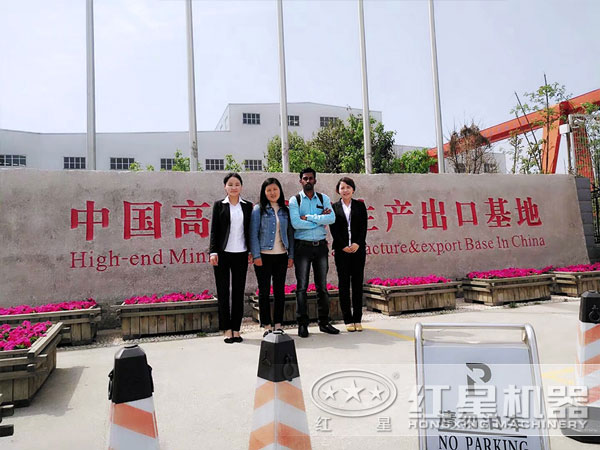 河卵石錘式破碎機(jī)生產(chǎn)廠家服務(wù)的用戶留念