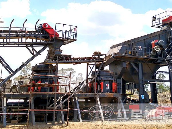 每小時180-220噸整套砂石設(shè)備生產(chǎn)現(xiàn)場