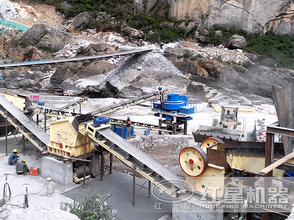 每小時180-220噸整套砂石設(shè)備生產(chǎn)現(xiàn)場