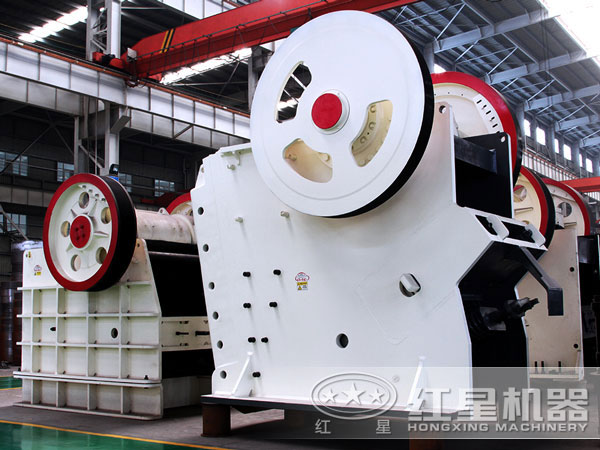 細碧巖顎式破碎機側面實拍