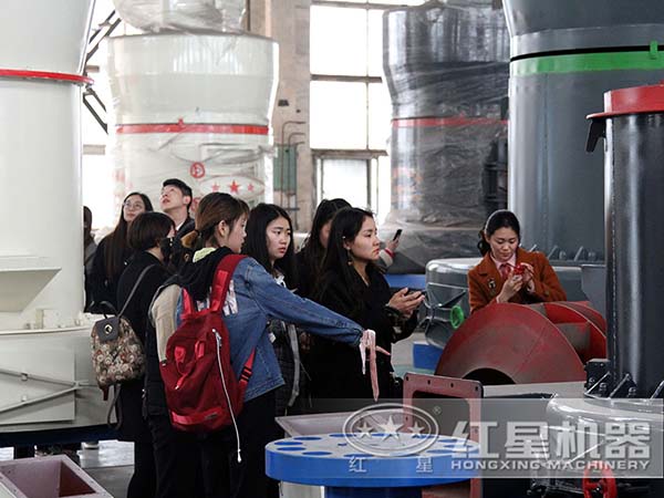 玻璃雷蒙磨粉機生產(chǎn)廠家實拍