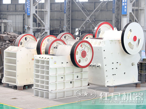 鵝卵石鄂式破碎機廠區(qū)