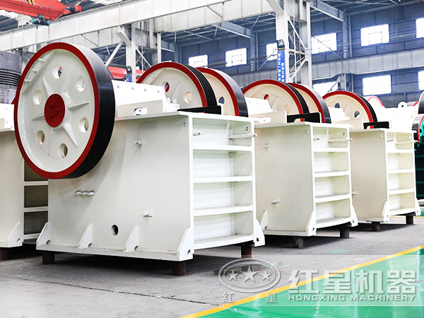 鵝卵石鄂式破碎機廠區(qū)