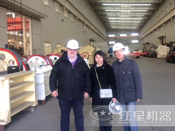 時產(chǎn)200噸青石鄂式破碎機(jī)廠區(qū)