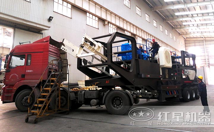 紅星移動(dòng)篩石機(jī)發(fā)貨現(xiàn)場(chǎng)，請(qǐng)各地區(qū)用戶注意收貨