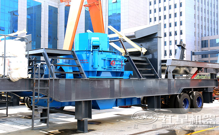 廠區(qū)內(nèi)的大型移動制砂機(jī)半成品實(shí)拍