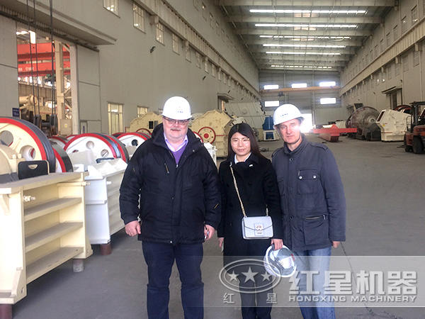 紅星服務人員帶沸石破碎機用戶參觀廠區留念