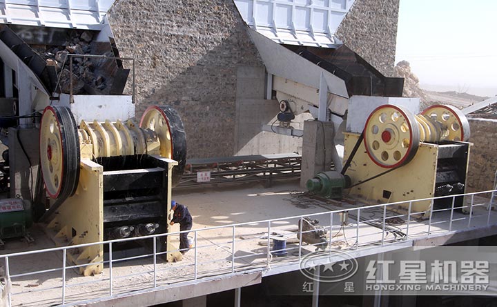 日產(chǎn)10000立方的花崗巖鄂式破碎機生產(chǎn)現(xiàn)場實拍