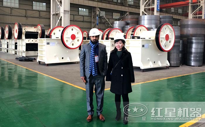 用戶參觀紅星鄂式粉碎機設備廠區(qū)