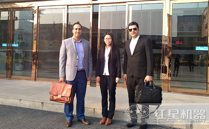 1610重錘式破碎機(jī)用戶參觀紅星廠區(qū)留念