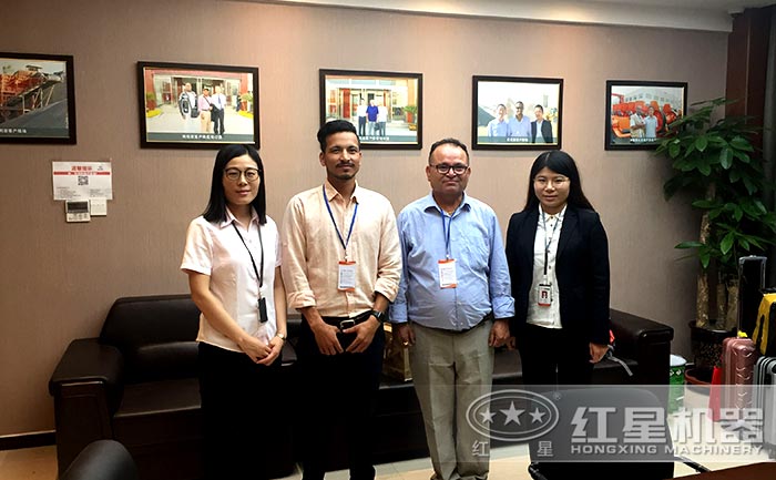 用戶參觀紅星制砂機廠區留念