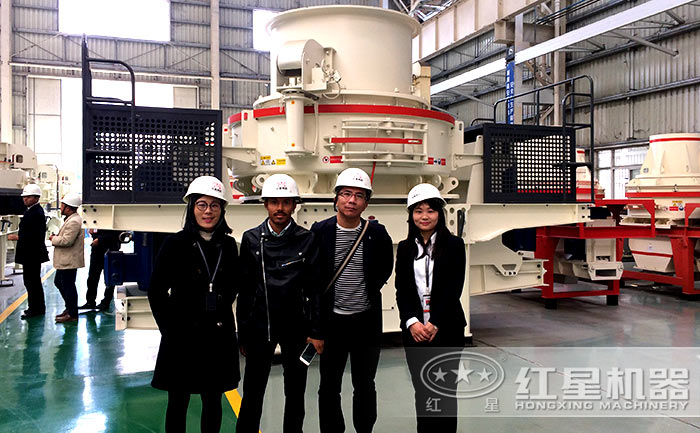 用戶參觀紅星石子機(jī)制砂設(shè)備廠區(qū)留念