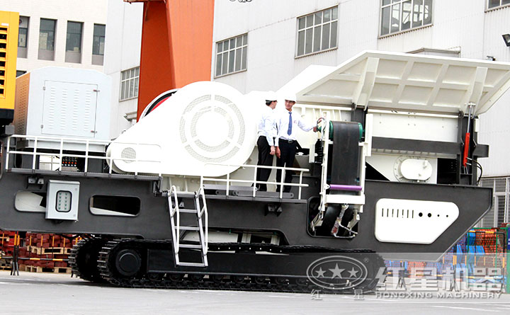 客戶參觀履帶移動(dòng)破碎站，一對一講解