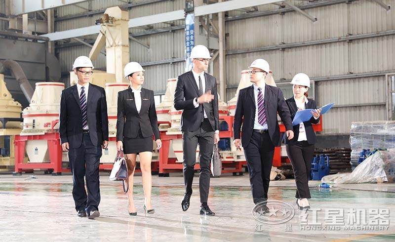 用戶參觀紅星砂石設(shè)備廠區(qū)留念