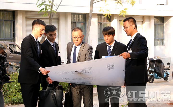 用戶參觀紅星雙級別破碎機(jī)廠區(qū)