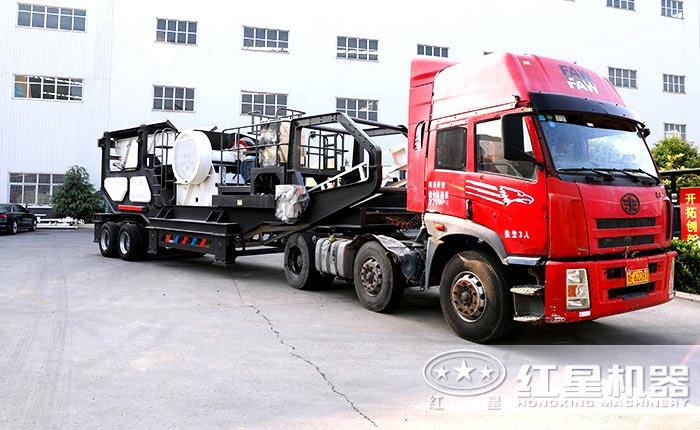 山東用戶定制的輪胎式移動(dòng)鄂式破碎機(jī)設(shè)備發(fā)貨