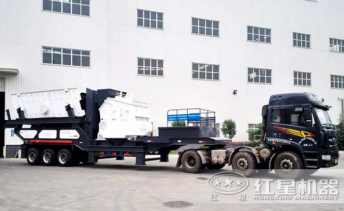 河南駐馬店用戶定制的輪胎式移動(dòng)反擊式破碎機(jī)發(fā)貨現(xiàn)場(chǎng)