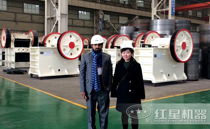 用戶參觀紅星方解石破碎機廠區(qū)