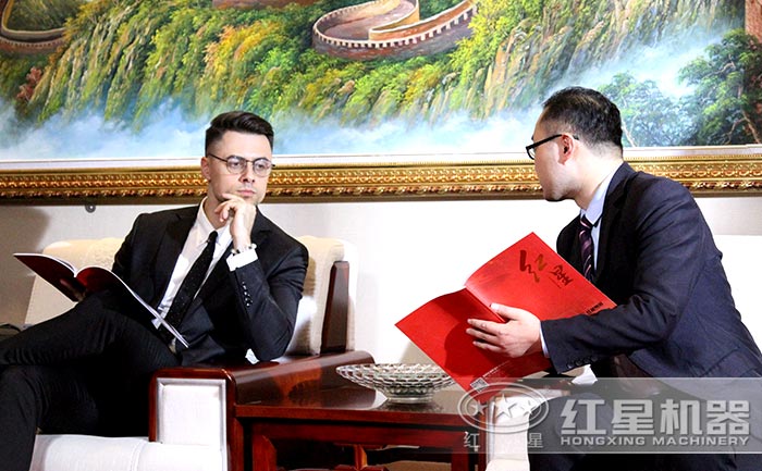 紅星機器技術人員為用戶講解移動破碎、篩分機器