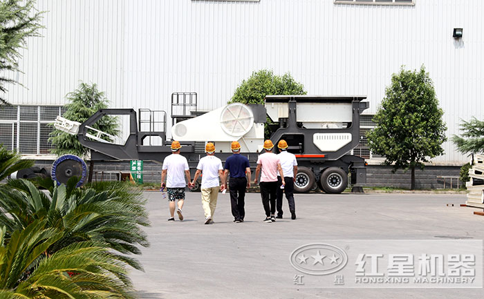 用戶考察紅星移動碎沙機(jī)廠區(qū)