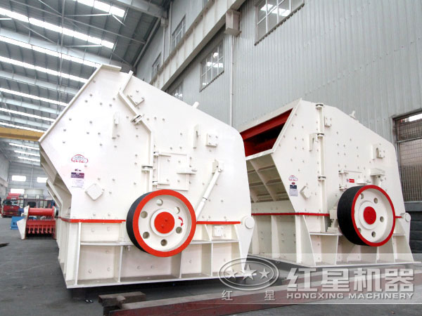 煤矸石反擊式破碎機設(shè)備側(cè)面