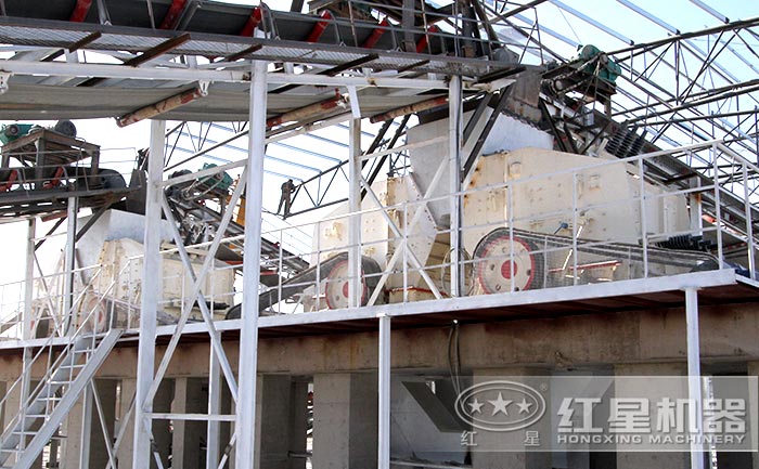 石灰石反擊式破碎機破碎現場