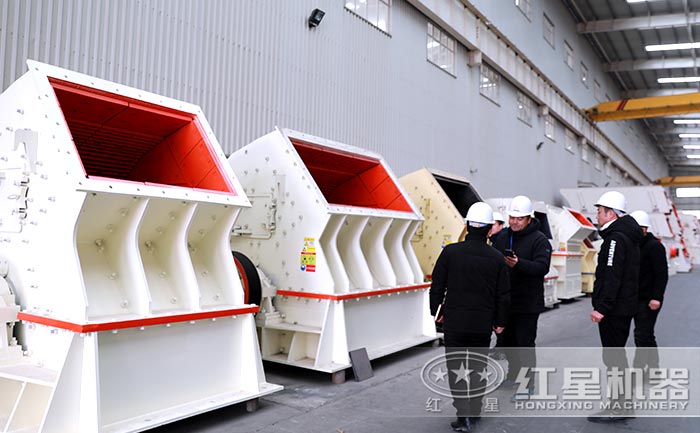 用戶考察紅星方解石錘式破碎機(jī)廠區(qū)