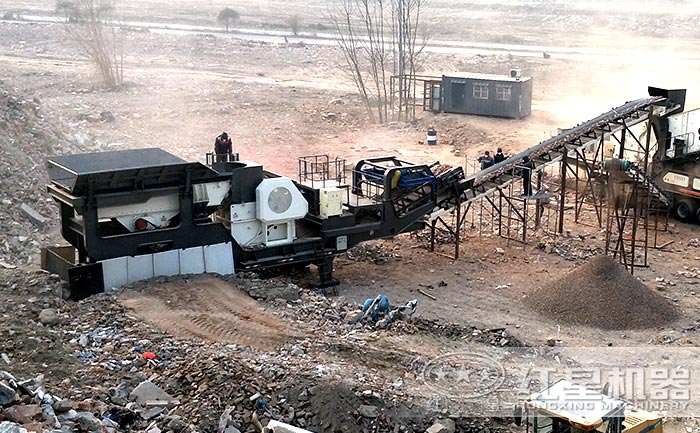 大型移動(dòng)式碎石機(jī)設(shè)備生產(chǎn)現(xiàn)場