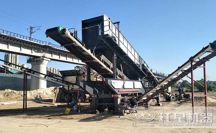 小型移動(dòng)粉碎機(jī)現(xiàn)場(chǎng)