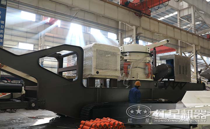 履帶式移動(dòng)粉碎機(jī)組裝現(xiàn)場(chǎng)