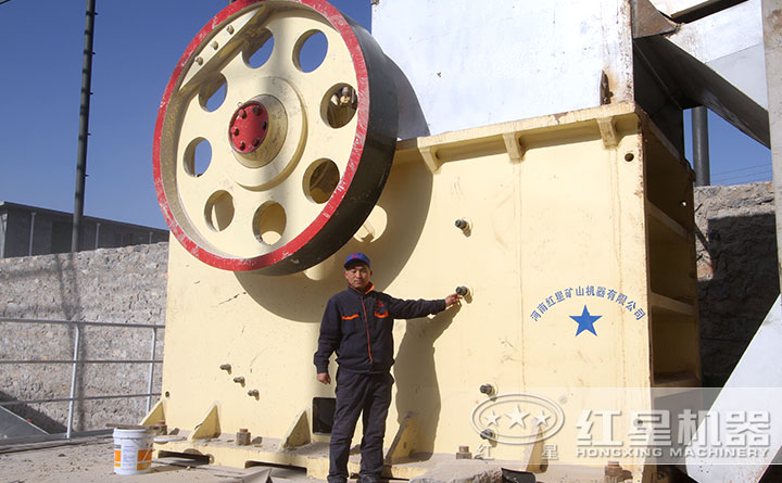 山東客戶鄂式破碎機(jī)設(shè)備現(xiàn)場