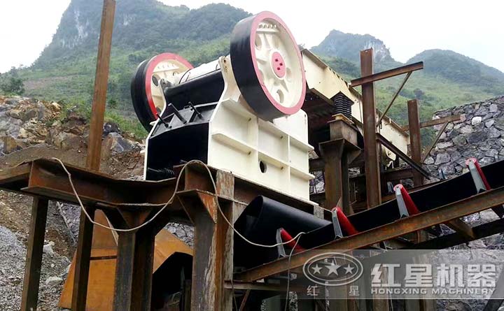 河卵石制砂生產(chǎn)線顎式破碎機(jī)工作現(xiàn)場(chǎng)