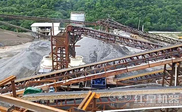 河卵石制砂生產(chǎn)線制砂機(jī)工作現(xiàn)場(chǎng)