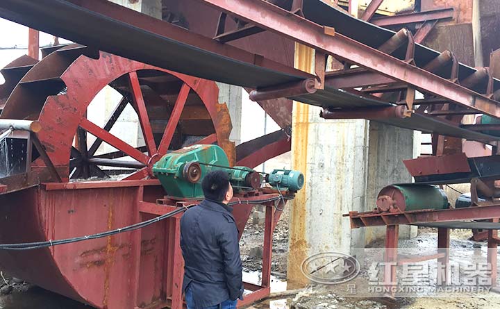 河卵石制砂生產(chǎn)線洗砂機(jī)工作現(xiàn)場(chǎng)