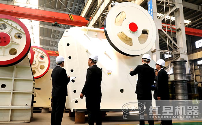 1200x1500顎式破碎機用戶參觀紅星機器廠區