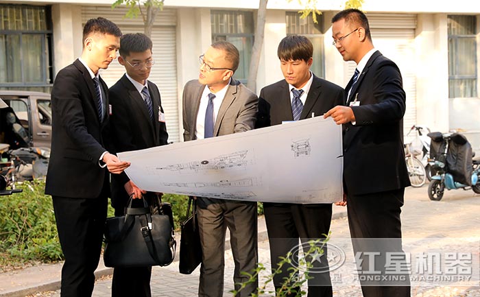 紅星移動重錘式破碎機廠區(qū)內(nèi)