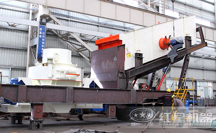 紅星汽車制砂機(jī)設(shè)備廠區(qū)-半成品展示，正在安裝中