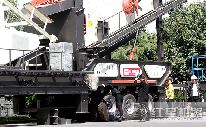 客戶(hù)參觀紅星車(chē)載式打砂機(jī)設(shè)備廠區(qū)