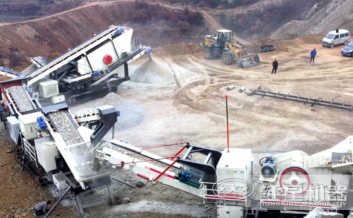 三機聯合作業：履帶式移動鄂式破碎機+履帶式移動圓錐式破碎機+移動篩分機