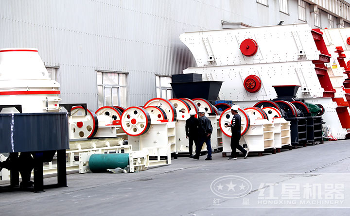 用戶考察磨砂機設備廠區，技術經理陪同講解設備