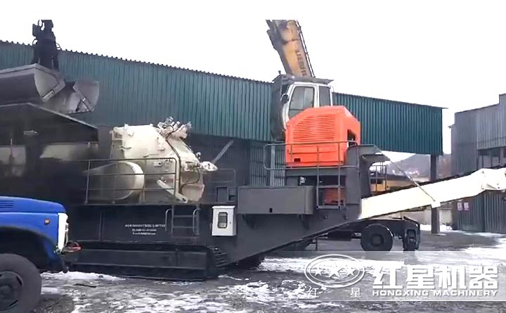 移動(dòng)式煤炭破碎機(jī)破碎煤碳現(xiàn)場(chǎng)