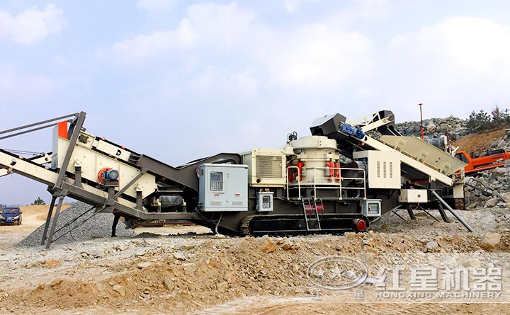 履帶移動圓錐式破碎機工作現(xiàn)場