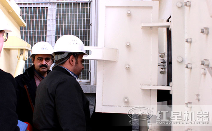 外國(guó)客戶來參觀紅星機(jī)器廠區(qū)